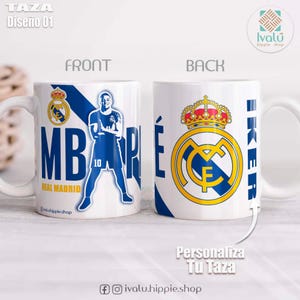Puede incluir: Taza de cerámica blanca con diseño del Real Madrid. La parte delantera presenta un emblema azul y dorado y un jugador, con "MB" y "REAL MADRID". La parte trasera muestra el logo del Real Madrid y la palabra "IKER".