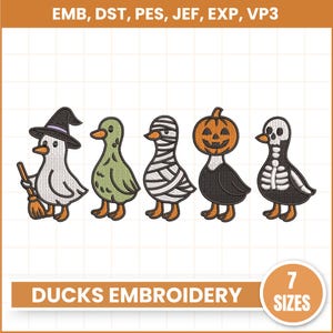 Könnte beinhalten: Stickmuster mit fünf Enten in Halloween-Kostümen. Die Enten sind als Hexe, grüne Ente, Mumie, Kürbislaterne und Skelett verkleidet. Der Text "DUCKS EMBROIDERY" und "7 SIZES" ist ebenfalls vorhanden.