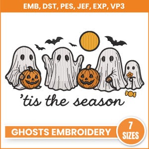以下が含まれることがあります： ハロウィーンをテーマにした刺繍デザイン。黒い目をした5つの白い幽霊がカボチャと花を持っています。「'tis the season」というフレーズが幽霊の下にあり、コウモリと黄色の月が上にあります。デザインは「GHOSTS EMBROIDERY」と7つのサイズでラベル付けされています。