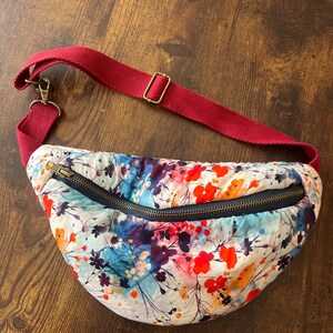Sac banane cousu main – modèle “Fleurs d’été”