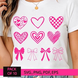 Könnte beinhalten: Ein weißes T-Shirt mit rosa Herz- und Schleifendesigns. Die Herzen haben verschiedene Muster, darunter kleine Herzen, ein Schachbrettmuster, ein Leopardenmuster und gekritzelte Linien. Der Text "PACK OF 10" ist sichtbar.