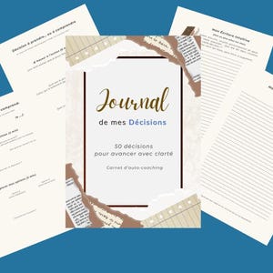 May include: A journal titled "Journal de mes D&eacute;cisions" in French, with the subtitle "50 decisions pour avancer avec clart&eacute;." The journal is surrounded by loose pages with writing on them, all set against a blue background.