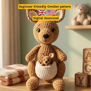 Puede incluir: Un canguro de ganchillo con una cría en su bolsa. El canguro es de color marrón claro con una bolsa blanca. La imagen también incluye una manta doblada, bloques de madera y el texto "Beginner Friendly Crochet pattern" y "Digital Download".
