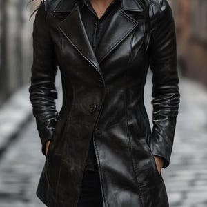 Peut inclure: Veste en cuir noire avec un col à revers classique et une fermeture boutonnée. La veste présente des manches longues et des poches, offrant un look élégant et stylé. Le vêtement est conçu avec une coupe ajustée, adaptée à diverses occasions.