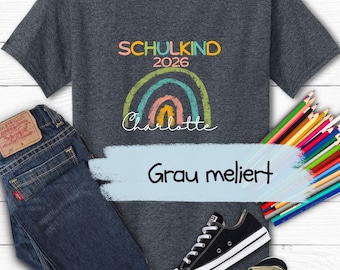 Schulkind 2026 T-Shirt mit Name | Personalisiertes Einschulungsshirt mit Regenbogen