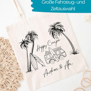 May include: A cream-colored canvas tote bag featuring a black line art illustration of two palm trees, two surfboards, and a camper van. The text reads Happy Camper and Andrea & Alex. A teal banner at the top displays the text Große Fahrzeug- und Zeltauswahl.