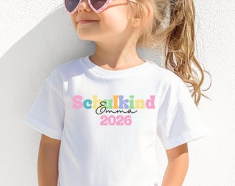 Schulkind 2026 Shirt mit Name | Personalisiertes Einschulungsshirt für Mädchen
