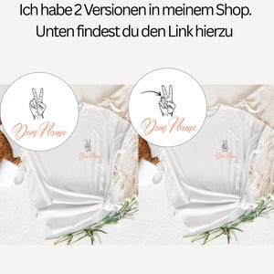 May include: Two white t-shirts with a peace sign graphic and the text "Dein Name" in a cursive font. The image also includes the text "Ich habe 2 Versionen in meinem Shop. Unten findest du den Link hierzu".