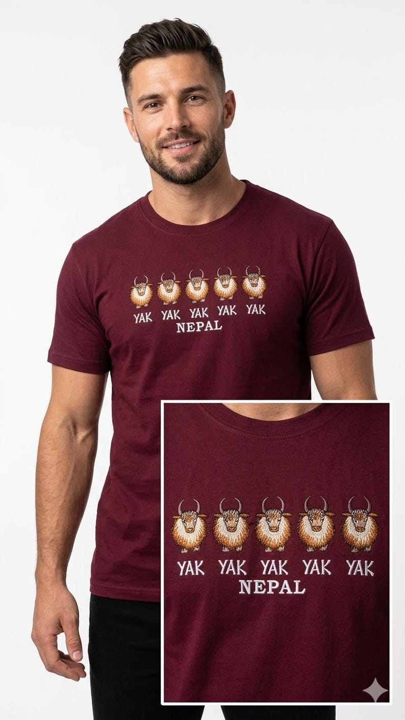 Pode incluir: T-shirt bord&ocirc; com um desenho bordado de cinco iaques e o texto "YAK YAK YAK YAK YAK NEPAL" em branco. A camisa &eacute; de manga curta e tem gola redonda.