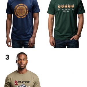 Pode incluir: Tr&ecirc;s camisetas s&atilde;o exibidas. A primeira &eacute; azul marinho com um design circular dourado. A segunda &eacute; verde escuro com um gr&aacute;fico de iaque e o texto "YAK YAK YAK YAK YAK NEPAL". A terceira &eacute; bege com um gr&aacute;fico do Monte Everest e o texto "Mt. Everest Nepal".