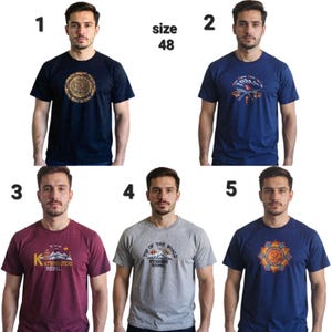 Pode incluir: Cole&ccedil;&atilde;o de cinco camisetas. As camisetas s&atilde;o azul marinho, bord&ocirc; e cinza. Cada camiseta apresenta um design gr&aacute;fico, incluindo um mandala, uma cena de montanha e o texto "Kathmandu Nepal" e "Top of the World Everest Nepal".
