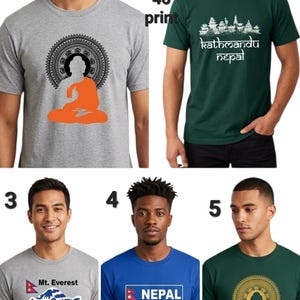Pode incluir: Uma cole&ccedil;&atilde;o de camisetas com v&aacute;rios designs. Uma camisa apresenta uma ilustra&ccedil;&atilde;o de Buda, outra exibe "kathmandu nepal", e outras exibem gr&aacute;ficos relacionados ao Nepal. As camisas s&atilde;o cinza, verdes e azuis.