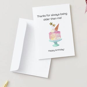 Grappige verjaardagskaart "Bedankt dat je altijd ouder bent dan ik!" - Humoristisch taartontwerp - Amusante kaart voor vrienden, familie en collega's