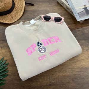 Camisa bordada de Spider-Man, sudadera rosa con dibujos animados, regalo para fans de Spider-Man, cuello redondo kawaii, jersey unisex acogedor ECL281H.C