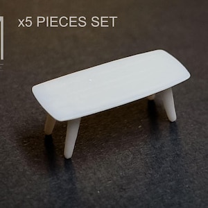 Peut inclure: Une petite table blanche avec des coins arrondis et quatre pieds courts de couleur claire. Le texte "x5 PIECES SET" est au-dessus de la table. Il s'agit d'un meuble miniature, probablement pour une maison de poupée ou une maquette.