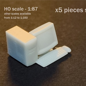 Peut inclure: Un ensemble d'ordinateur miniature blanc comprenant un écran, une unité centrale et un clavier. Le texte sur l'image indique : M, HO scale - 1:87, other scales available from 1:12 to 1:160, x5 pieces set. Il s'agit d'un lot de 5 modèles réduits en plastique.