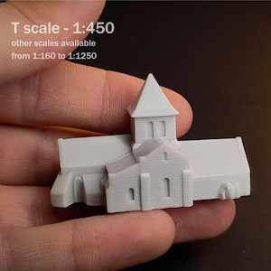 Könnte beinhalten: Ein kleines, weißes, 3D-gedrucktes Architekturmodell eines Kirchengebäudes mit einem zentralen Turm und geneigten Dächern. Der Text auf dem Bild lautet: M, T scale - 1:450, other scales available from 1:160 to 1:1250. Das Modell zeigt detaillierte Wandstrukturen.