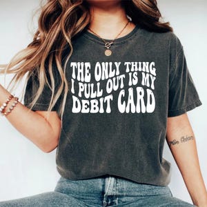 La seule chose que je retire, c'est ma carte de débit, drôle de mari