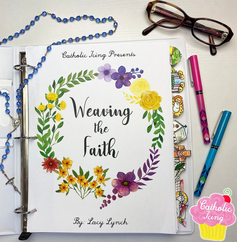 Op de afbeelding: Een witte ordner met de titel "Weaving the Faith" omringd door een bloemenkrans. De ordner heeft ook een blauwe rozenkrans, een bril en twee pennen. De tekst "Catholic Icing Presents" en "By: Lacy Lynch" zijn ook zichtbaar.
