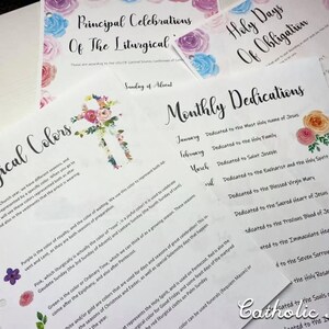Op de afbeelding: Bedrukte papieren met bloemige aquarelontwerpen en handgeschreven tekst. Titels zijn onder meer "Principal Celebrations Of The Liturgical", "Holy Days Of Obligation", "Liturgical Colors" en "Monthly Dedications". De papieren zijn voor katholiek liturgisch gebruik.