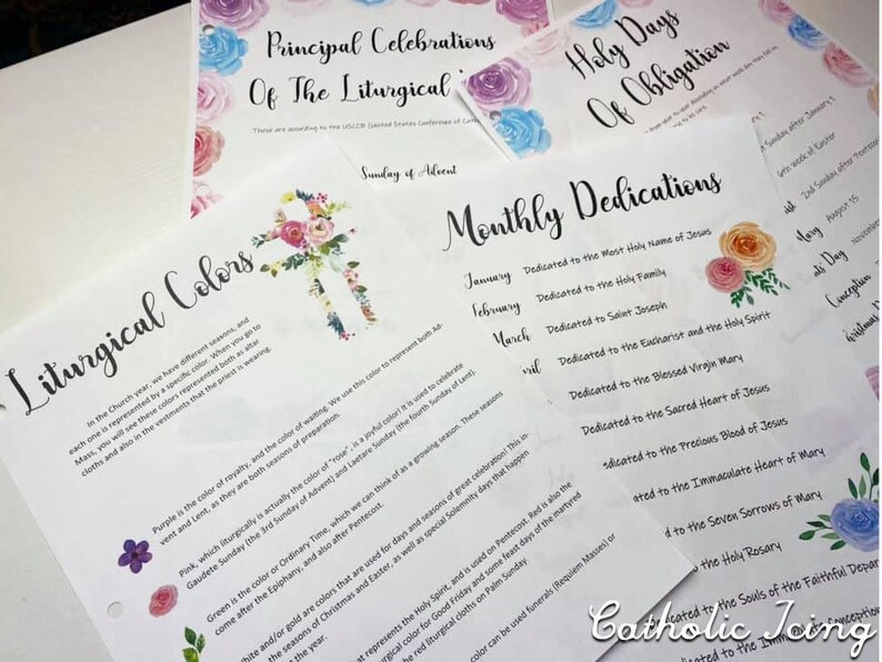 Op de afbeelding: Bedrukte papieren met bloemige aquarelontwerpen en handgeschreven tekst. Titels zijn onder meer "Principal Celebrations Of The Liturgical", "Holy Days Of Obligation", "Liturgical Colors" en "Monthly Dedications". De papieren zijn voor katholiek liturgisch gebruik.