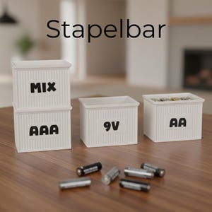 Könnte beinhalten: Eine weiße Keramik-Tasse mit schwarzem Henkel und dem Text "But First, Coffee" in fetter, schwarzer Schrift. Die Tasse steht vor einem neutralen Hintergrund, der ihr schlichtes Design hervorhebt.