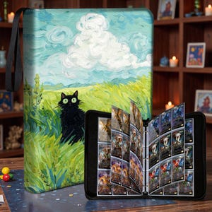 Puede incluir: Un archivador de cartas negro con un asa negra y una pintura de un gato negro en un campo. El archivador está abierto, revelando múltiples fundas para cartas llenas de cartas. La obra de arte en el archivador se asemeja a una pintura de Van Gogh.