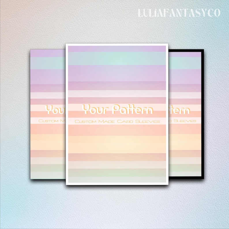 Puede incluir: Tres fundas de cartas personalizadas con un patr&oacute;n de rayas de arco&iacute;ris pastel. El texto "Your Pattern" y "Custom Made Card Sleeves" se muestra en letras doradas. Las fundas est&aacute;n en un marco blanco, una de ellas en un marco negro.
