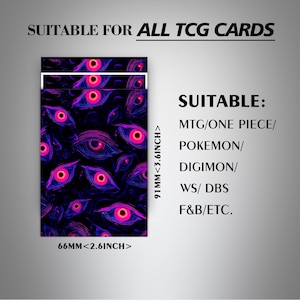 Może przedstawiać: Etui na karty z wzorem r&oacute;żowych i fioletowych oczu na czarnym tle. Tekst na etui brzmi "SUITABLE FOR ALL TCG CARDS". Etui ma 6,6 cm szerokości i 9,1 cm wysokości.