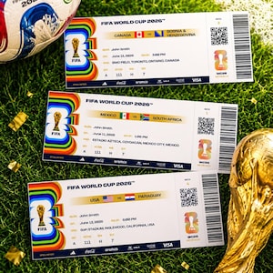 Könnte beinhalten: Drei rechteckige FIFA World Cup 2026 Tickets mit regenbogenfarbenem Branding, dem FIFA-Pokallogo und spezifischen Spieldetails für Kanada gegen Bosnien und Herzegowina, Mexiko gegen Südafrika sowie USA gegen Paraguay neben einem Fußball.