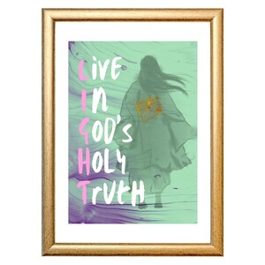 Könnte beinhalten: Gerahmter Kunstdruck mit goldenem Rahmen. Das Kunstwerk zeigt eine Figur mit langen Haaren und einem herzförmigen Design auf grünem und lila Hintergrund. Der Text in Rosa und Weiß lautet "LIVE IN GOD'S HOLY TRUTH".