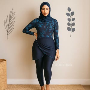 Pode incluir: Um fato de banho modesto azul marinho com um top de mangas compridas com um padrão floral verde-azulado. O fato de banho inclui um gorro e leggings a condizer. A saia envolve a cintura. O texto "ROBOUTIXC" é visível.