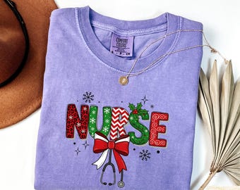Camiseta navideña de enfermera Comfort Colors con cuello redondo y estetoscopio