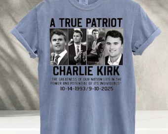 Komfortfarben ""A True Patriot" Graphic T-Shirt: Ringgesponnene Baumwolle."