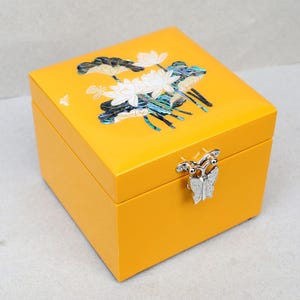 手描き漆ジュエリーボックス：螺鈿細工、花柄