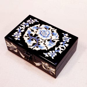 花柄黒漆ジュエリーボックス：手描きのバスウッド製記念品収納