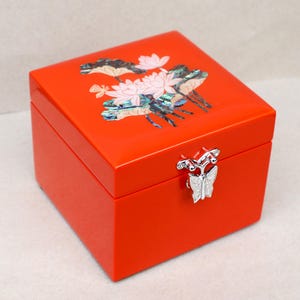 手描き漆ジュエリーボックス：螺鈿細工、花柄