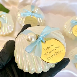 Vela de concha, un elegante detalle para bodas, Eid, baby showers, cumpleaños y bautizos. Caja de concha personalizada con lazo y placa dorada con espejo.