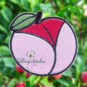 Puede incluir: Parche bordado con un diseño de melocotón estilizado. El parche tiene un cuerpo rosa, una parte superior roja y una hoja verde. El diseño está delineado en negro. El texto "Falling Stitches" está bordado en la parte inferior.