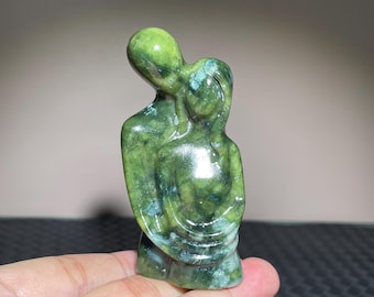 グリーンジェイドの鹿の水晶の頭蓋骨：手作りのヒーリングストーン彫刻