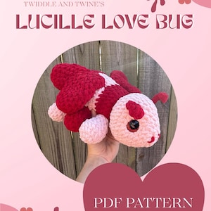 Puede incluir: Un juguete de bichos de ganchillo hecho a mano en rojo, blanco y rosa. El juguete está etiquetado como "Lucille Love Bug" y la imagen incluye el texto "PDF Pattern Only". El bicho tiene una cabeza redonda, alas y un ojo en forma de corazón.