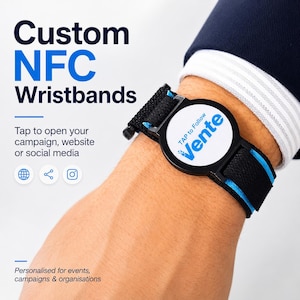 Op de afbeelding: Zwart NFC-polsbandje met blauwe accenten en het woord "Vente" op een witte, ronde wijzerplaat. De polsband wordt om een pols gedragen. Tekst op de afbeelding luidt "Custom NFC polsbandjes" en "Tik om uw campagne, website of social media te openen."