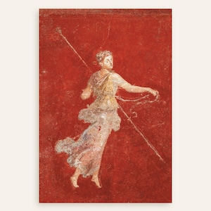Peut inclure: Peinture murale classique sur fond rouge. L'œuvre représente une figure en robes fluides, tenant une longue canne et un objet en forme de corde. La figure est en mouvement, une jambe tendue et les bras tendus.