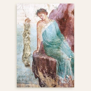 Peut inclure: Peinture murale classique représentant une figure en robe turquoise assise sur une formation rocheuse brune. La figure porte une couronne de laurier et se détache sur un fond bleu et blanc délavé. L'œuvre évoque l'art romain ou grec antique.
