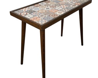Mesa lateral com mosaico de azulejos mexicanos, mesa de apoio colorida em cerâmica com pés cônicos em madeira de nogueira, peça de destaque para sala de estar em estilo boho.