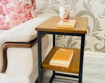 Rustieke metalen tafel voor woonkamer, handgemaakte massief houten bijzettafel, 3 planken
