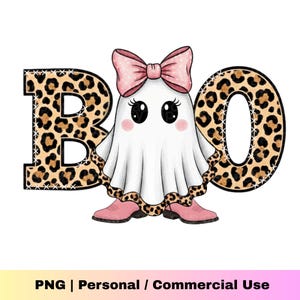 Può includere: Un simpatico fantasma dei cartoni animati con un fiocco e stivali rosa, e la parola "BOO" in stampa leopardata. Il fantasma ha guance rosee e grandi occhi neri. L'immagine è un file PNG per uso personale e commerciale.