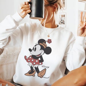 Disney Classic Minnie Maus Pose Sweatshirt, Minnie Hoodie, Disneyland Urlaub Urlaub Sweatshirt, Vintage Disney Retro Pullover, Disney Trip Bild 1