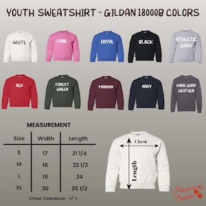 K&ouml;nnte beinhalten: Verschiedene Gildan 18000B Jugend-Sweatshirts in Farben wie Wei&szlig;, Pink und Marineblau. Das Bild zeigt eine Gr&ouml;&szlig;entabelle mit Ma&szlig;en in Zoll und den Text "Fabulous K Custom". Die Sweatshirts sind in den Gr&ouml;&szlig;en S bis XL erh&auml;ltlich.