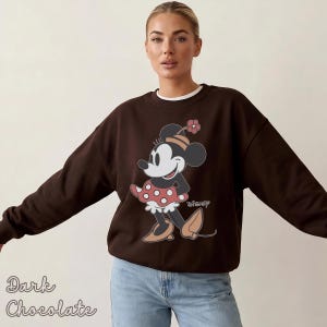 K&ouml;nnte beinhalten: Rustikales Holzschild mit dem Text "Welcome to our home" in wei&szlig;er Schrift. Das Schild hat eine Used-Optik und ein schlichtes, einladendes Design.